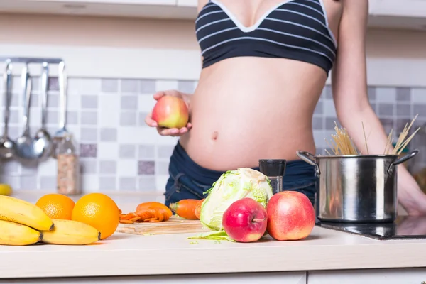 Donna incinta prepara il cibo — Foto Stock