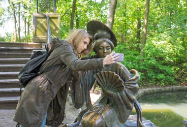 Kız selfie bir heykel ile yapıyor