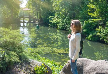 Göl kıyısında bir parkta kız