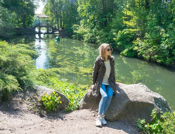 Fille dans un parc sur la rive du lac — Photo