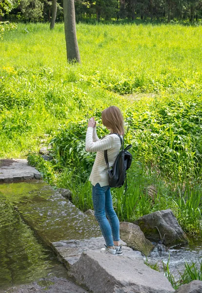 Chica toma fotos paisaje y haciendo selfie en el teléfono celular . —  Fotos de Stock