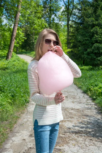 Girl eating cotton candy — Stock Photo, Image