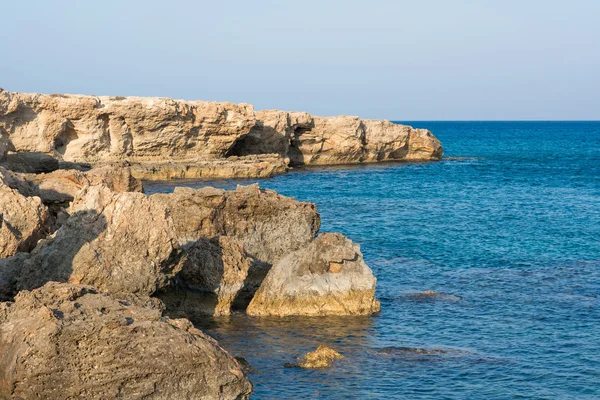 Costa do mar, baía rochosa em um dia ensolarado tranquila . — Fotografia de Stock