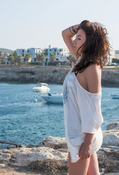 Mulher bonita em uma roupa branca na frente do mar — Fotografia de Stock