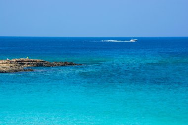 Yalı, rocky bay bölgesinde sakin bir güneşli gün.