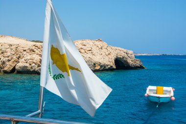 Kıbrıs bayrağı deniz ve bir tekne karşı