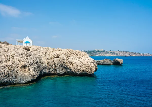 Kyrkan Agioi Anargyroi på Cape Greco, Cypern. — Stockfoto