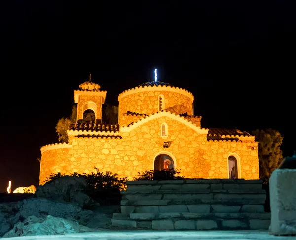 Церква в нічному освітленні на горі . — стокове фото