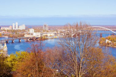  Ukrayna 'nın başkenti Kyiv' deki Dnipro 'daki Harbour Köprüsü manzaralı manzara