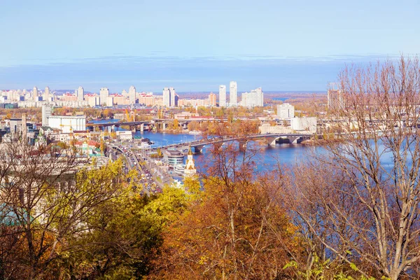 Ukrayna Nın Başkenti Kyiv Sonbaharda Dnipro Boyunca Uzanan Harbour Köprüsü — Stok fotoğraf