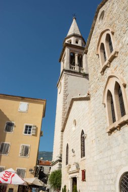 Yazı işleri. Budva, Karadağ. Haziran 2021. Karadağ 'ın Budva kentindeki Eski Kentte kilise ve çan kulesi.