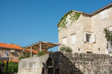 Yazı işleri. Budva, Karadağ. Haziran 2021. Budva 'daki müze binası