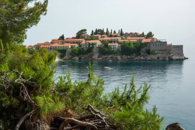Karadağ 'daki Sveti Stefan adasına bak