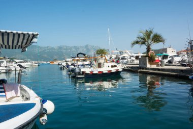 Yazı işleri. Budva, Karadağ. Haziran 2021. Budva 'da tekneli rıhtım