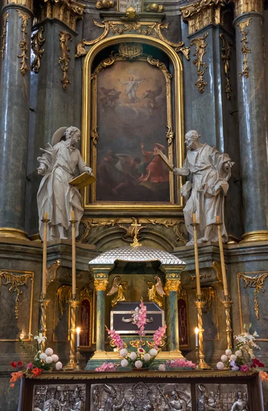 Interiören i den katolska kyrkan. — Stockfoto