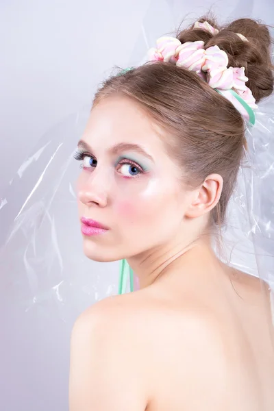 Jonge vrouw met marshmallow make-up stijl schoonheid fantasy. — Stockfoto