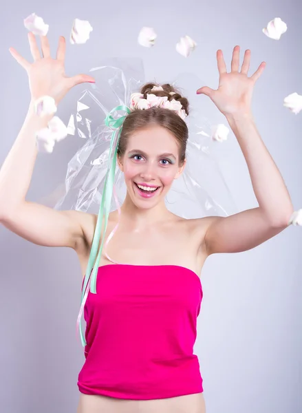 Молодая женщина бросает конфетку-зефир, макияж стиль красоты фант — стоковое фото
