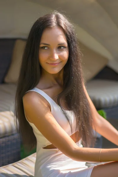 Belleza Chica en vestido corto en el fondo de la naturaleza . — Foto de Stock