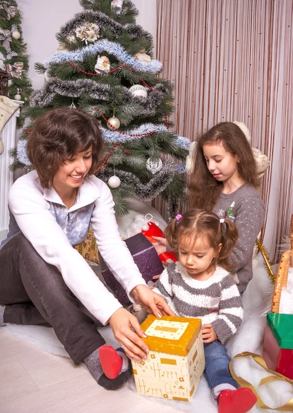 Familie mit Geschenken am Weihnachtsbaum. — Stockfoto