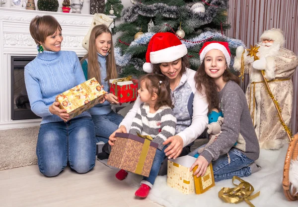 Familia y amigos celebran la Navidad . —  Fotos de Stock