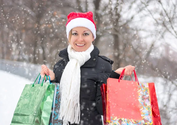 Glückliche Frau mit Einkaufstüten vor Weihnachten — Stockfoto