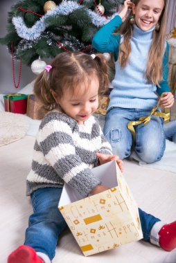 Çocuklar için Noel hediyeleri ile Noel ağacı yakın.