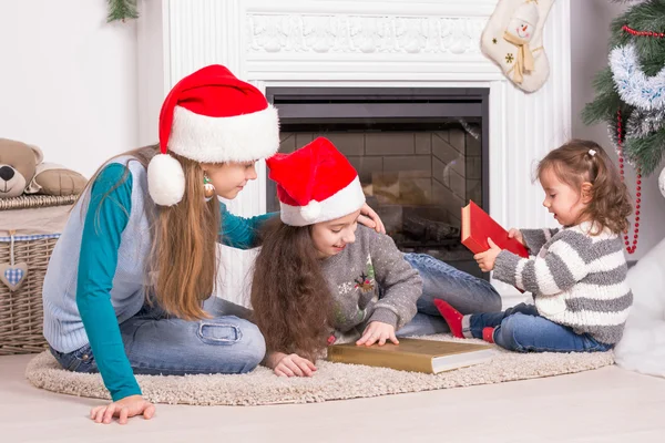 Schwestern lesen Weihnachtsgeschichte. — Stockfoto