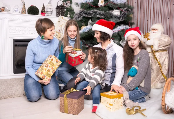 Amigos dando regalos en el árbol de Navidad . —  Fotos de Stock