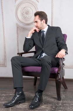 Bir sandalyede oturan genç adam