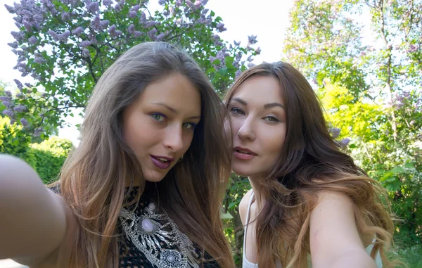 Meninas bonitas tiradas foto de si mesma, selfie . — Fotografia de Stock