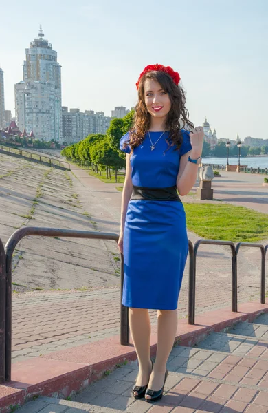 Une jeune femme dans une couronne devant le paysage urbain . — Photo