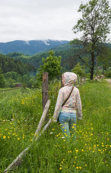 Teenage girl looking into the distance in the mountains — Stock Photo, Image