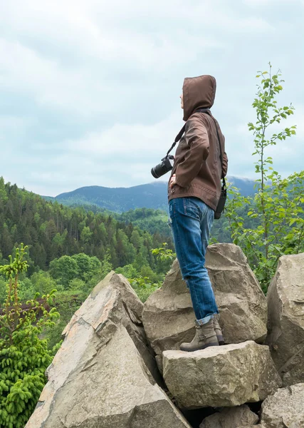 Photographer is shooting in the Carpathian Mountains — Stock fotografie