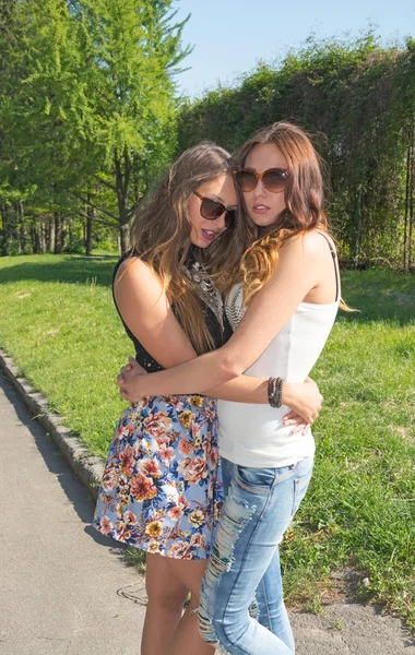 Two beautiful girlfriends relax the park — Stock Photo, Image