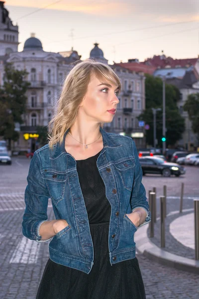 Fille est debout dans la ville — Photo