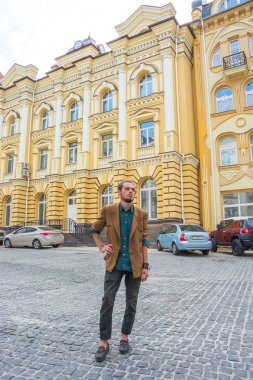 sokakta duran genç bir adam