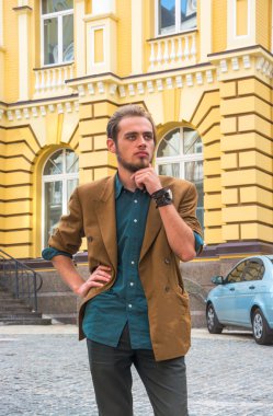 sokakta duran genç bir adam