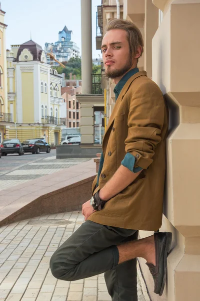 Ein junger Mann steht in der Nähe einer Mauer — Stockfoto