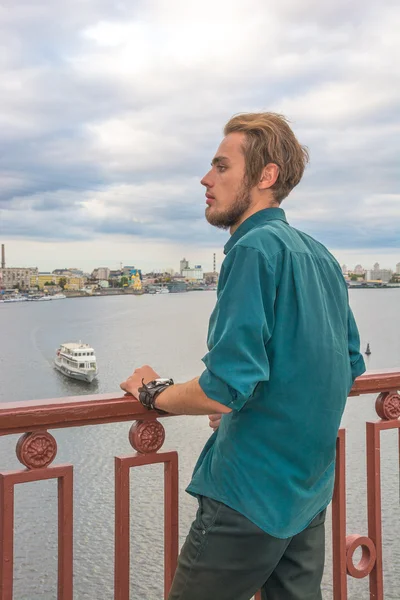 Ein junger Mann steht auf der Brücke — Stockfoto