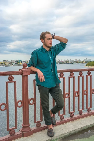 Ein junger Mann steht auf der Brücke — Stockfoto