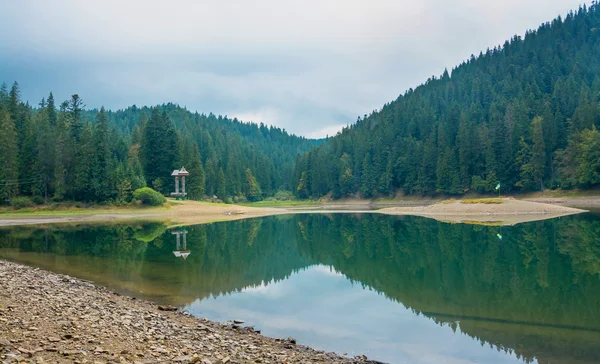 Lago en las montañas — Foto de Stock