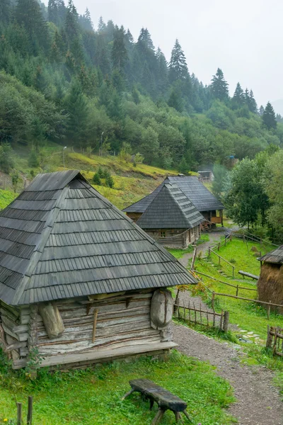 A falu a hegyekben — Stock Fotó