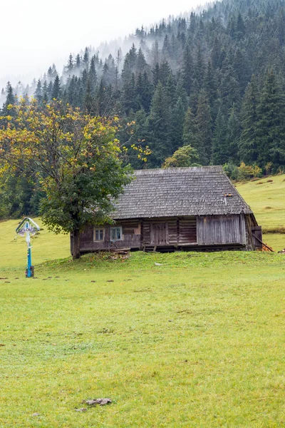 Dağlarda eski bir ev — Stok fotoğraf