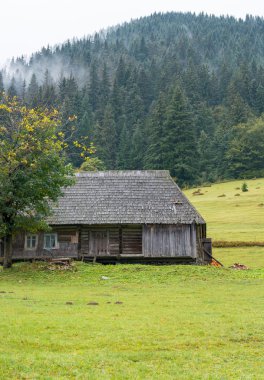 Dağlarda eski bir ev