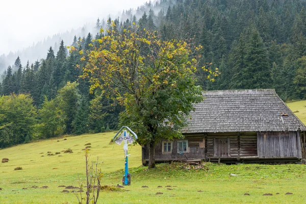 Régi ház a hegyekben — Stock Fotó