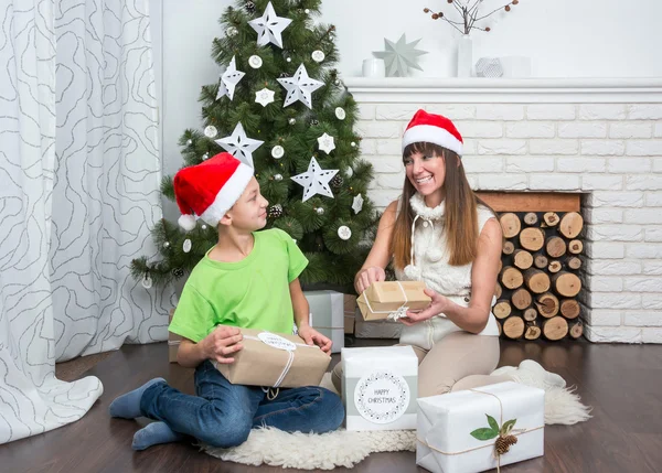 Mutter und Sohn tauschen Weihnachtsgeschenke aus — Stockfoto