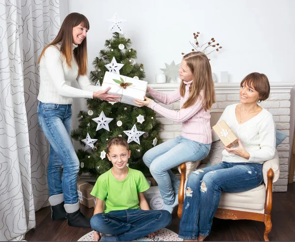 Familie und Freunde feiern Weihnachten. — Stockfoto