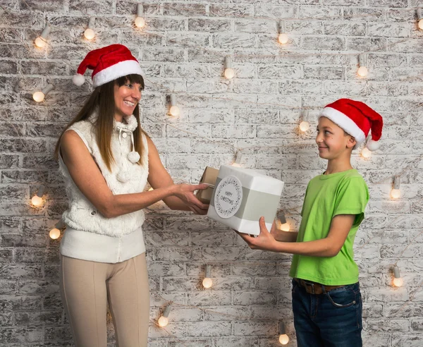 Mother and son are exchanged Christmas gifts — Stock Photo, Image