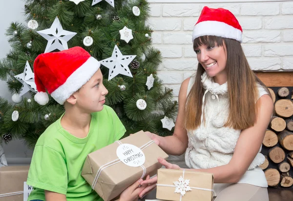 Mutter und Sohn tauschen Weihnachtsgeschenke aus — Stockfoto