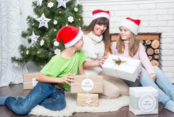 Mom with kids considers gifts — Stock Photo, Image